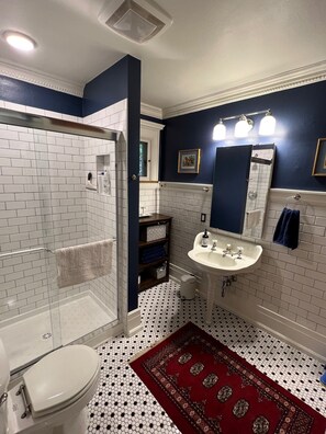 Kombinert dusj/badekar, hårføner, håndklær og såpe