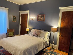 4 soverom, skrivebord, strykejern/-brett og reiseseng for barn