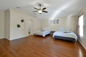 6 bedrooms, WiFi, bed sheets - Poolside Cocoa Oasis with Tiki Bar (Port Saint John)