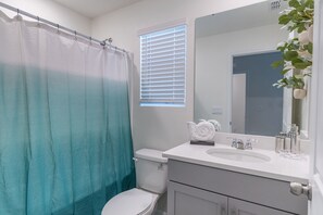 Douche, sèche-cheveux, serviettes fournies, papier toilette