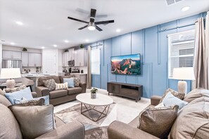 Una Smart TV, una mesa de tenis de mesa