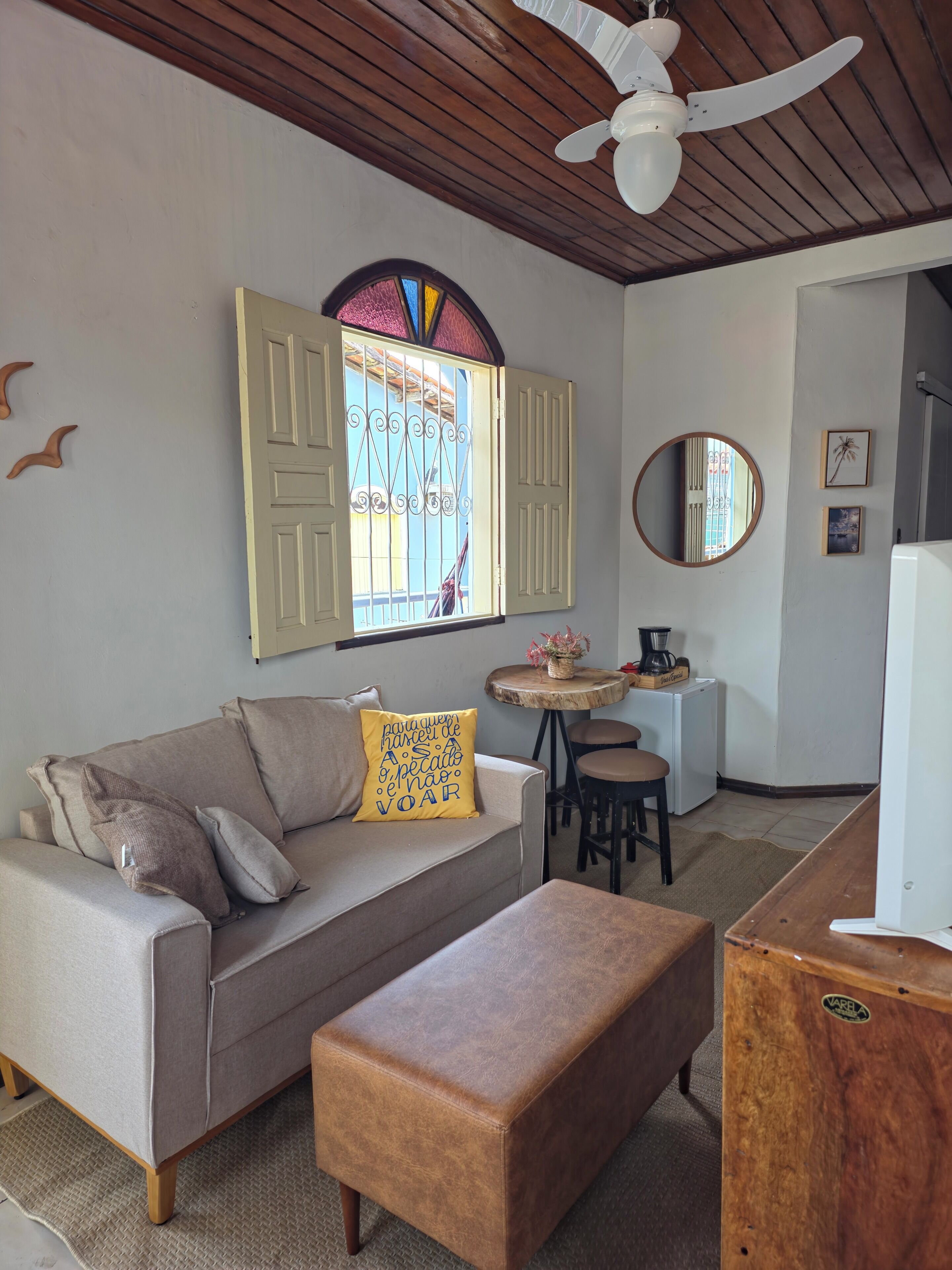 Basic-Studiosuite | Wohnbereich | 32-Zoll-Flachbildfernseher mit Digitalempfang