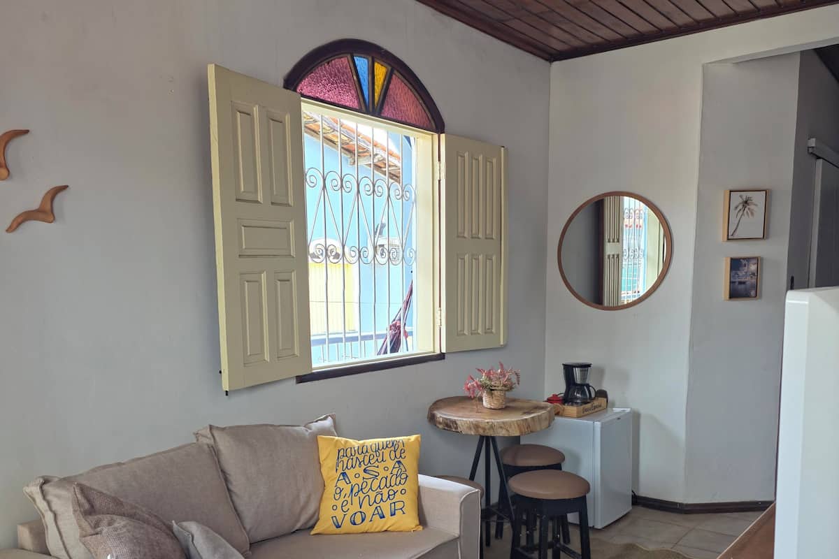 Basic-Studiosuite | Wohnbereich | 32-Zoll-Flachbildfernseher mit Digitalempfang