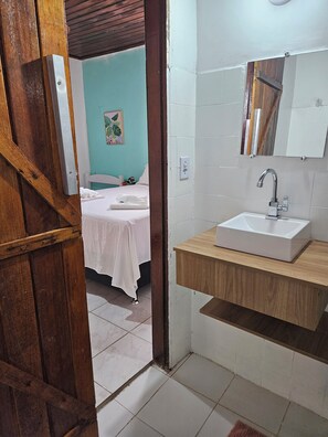 Habitació quàdruple estàndard, 1 dormitori, frigorífic, vistes al pati | Bany | Dutxa i tovalloles 