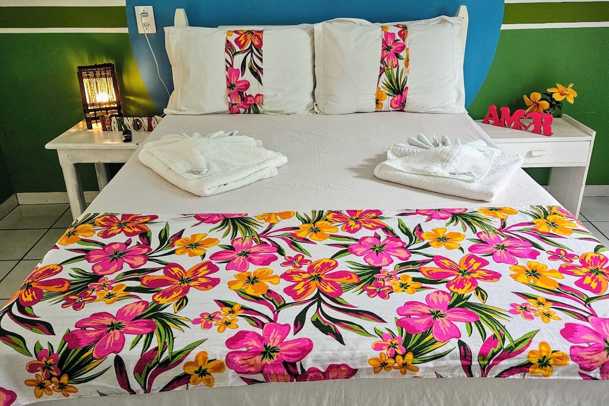 Hypo-allergenic bedding, individually decorated, free WiFi, bed sheets