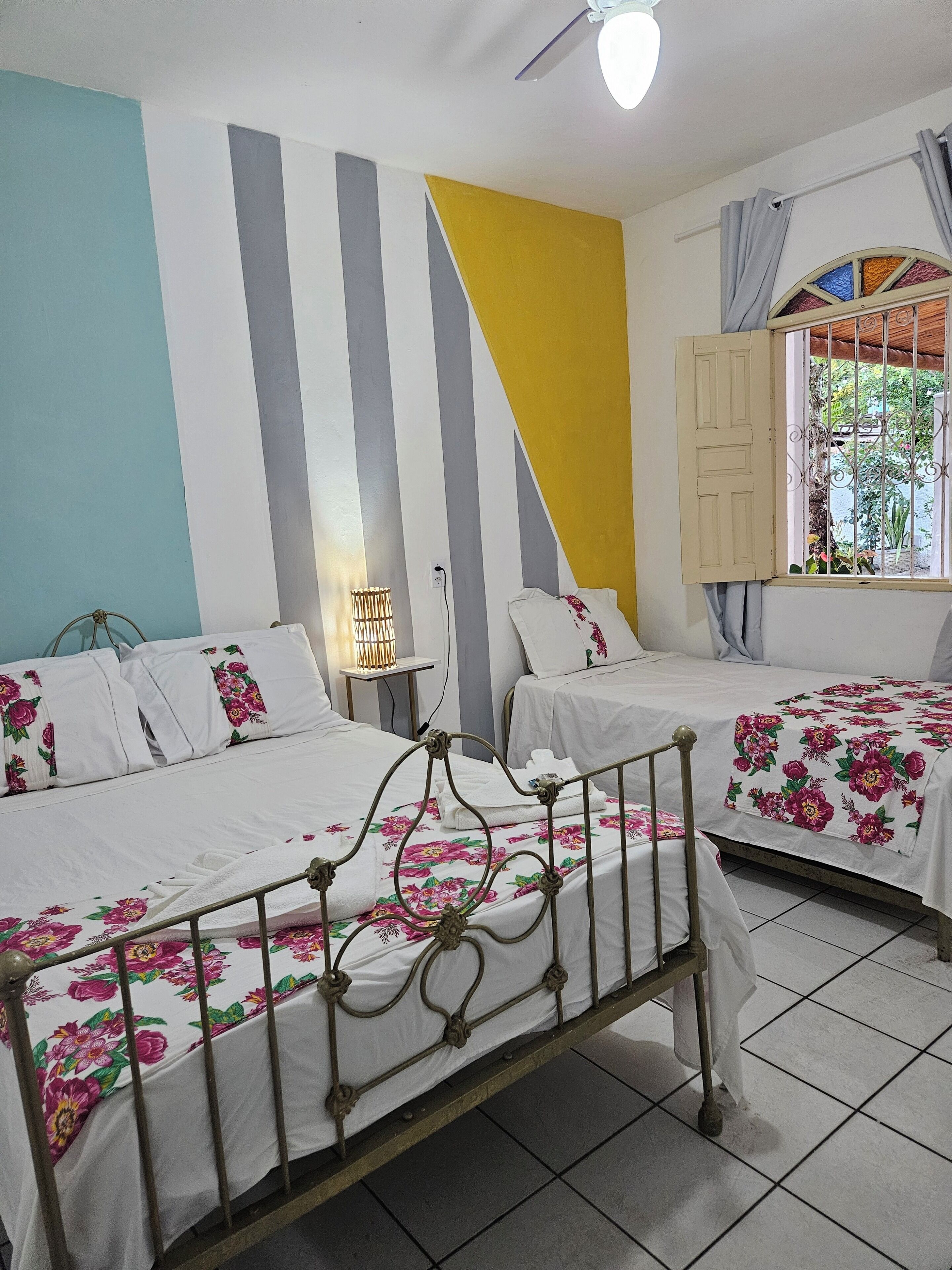 Habitació triple estàndard | Roba de llit hipoal·lergògena, decoració individual i wifi gratuïta 