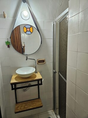 Economy Triple Room | Bathroom | Shower, towels