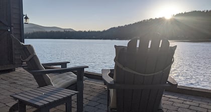 Lakefront guest house, dock access. Kayak, peddleboat, and rowboat... fishing.