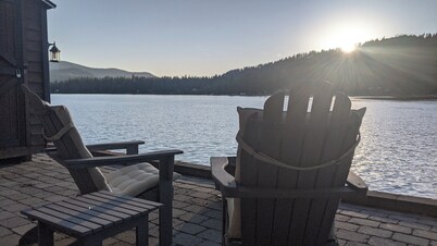 Lakefront guest house, dock access. Kayak, peddleboat, and rowboat... fishing.