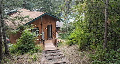 Lakefront guest house, dock access. Kayak, peddleboat, and rowboat... fishing.