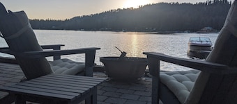 Lakefront guest house, dock access. Kayak, peddleboat, and rowboat... fishing.