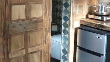 Douche, séchoir à cheveux, serviettes fournies, savon