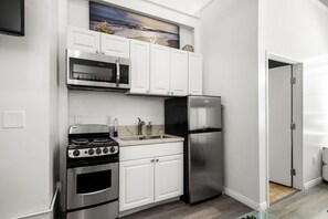 Refrigerador, microondas, horno y parrilla de estufa 