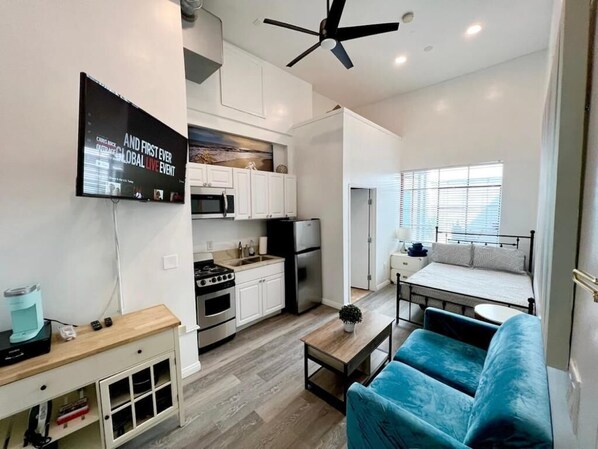 1 habitación, tabla de planchar con plancha y cuna de viaje 