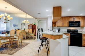 Fridge, microwave, oven, stovetop - Bright, beachy condo with pools, hot tub, fast WiFi, ocean views, balcony, & AC (Hilton Head)