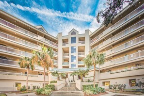 Exterior - Bright, beachy condo with pools, hot tub, fast WiFi, ocean views, balcony, & AC (Hilton Head)