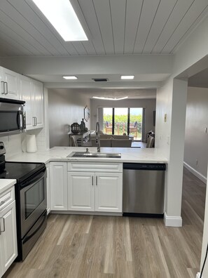 Frigorifero, microonde, forno, piano cottura