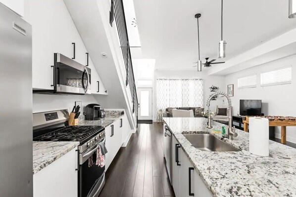 冷蔵庫、電子レンジ、オーブン、コンロ