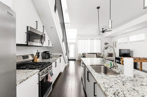 Modern and Fun 4BR+ Pool Table in Fountain Square