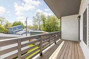 Property grounds - Modern and Fun 4BR+ Pool Table in Fountain Square (Indianapolis)