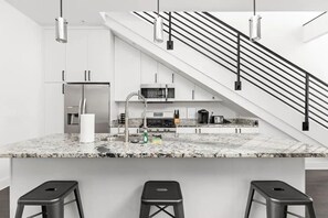 冷蔵庫、電子レンジ、オーブン、コンロ