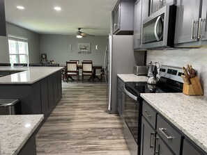 Kjøleskap, mikrobølgeovn, ovn og kokeplater