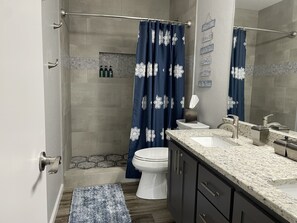 Combined shower/bathtub, hair dryer, towels, soap - Remodeled 4 Bedroom Home Close to Sea World (San Antonio)