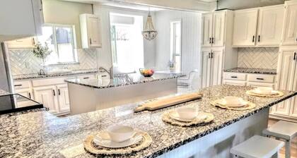 sleeps 11 KING BED Country Charmer in Iconic Fort Worth- pet and child friendly