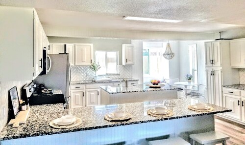 sleeps 11- KING BED Country Charmer in Iconic Fort Worth