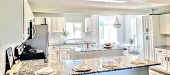 sleeps 11- KING BED Country Charmer in Iconic Fort Worth