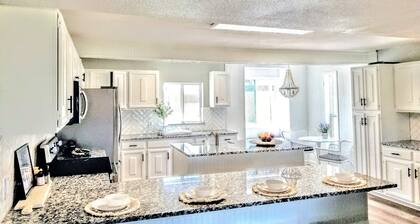 sleeps 11- KING BED Country Charmer in Iconic Fort Worth