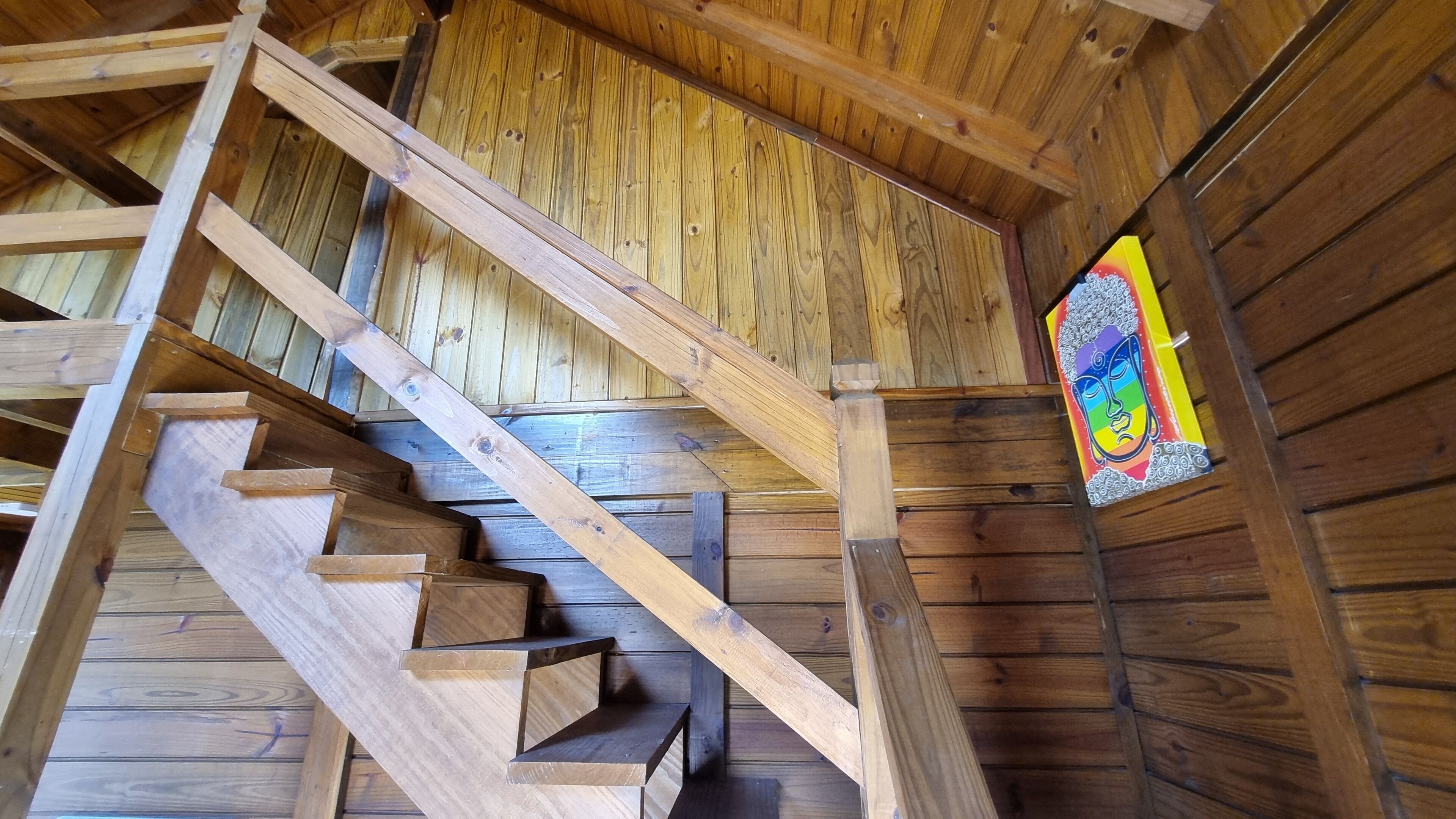 Eine Holztreppe mit einem Buntglasfenster.