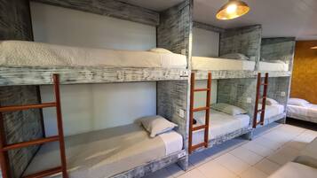 Un dormitorio con literas, escaleras de madera y un diseño sencillo y funcional.
