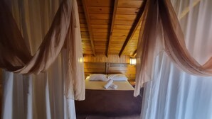 A wooden cabin room with a bed, curtains, and a wooden ceiling. - Arte da Tribo Hsotel & Camping - Hostel (Imbituba)