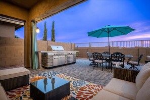 Outdoor dining - The Lux at Queen Creek//HotTub//FirePit//Pool//KingBed (Queen Creek)