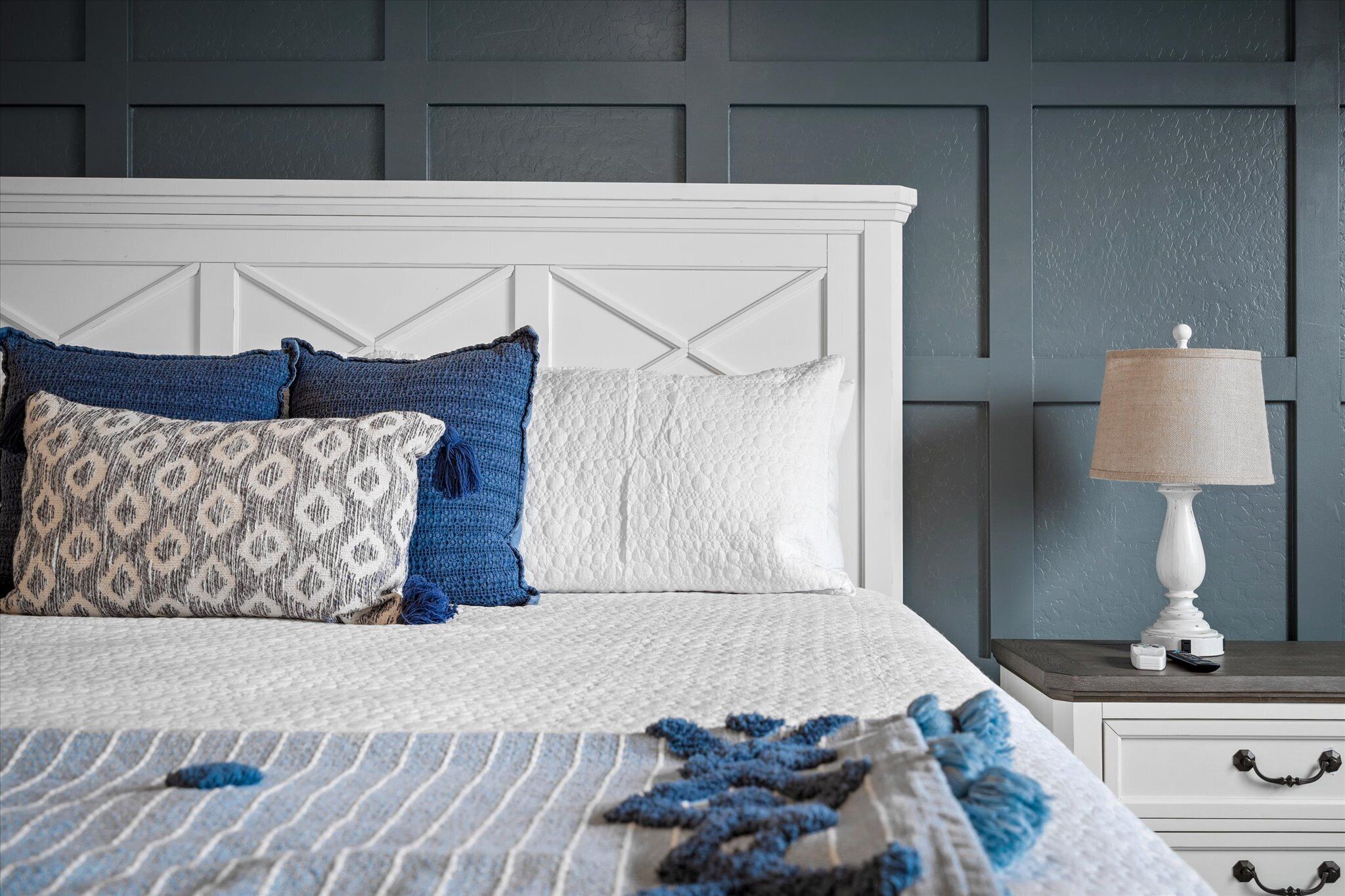 4 chambres, bureau, fer et planche à repasser, lit parapluie