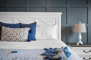 4 chambres, bureau, fer et planche à repasser, lit parapluie