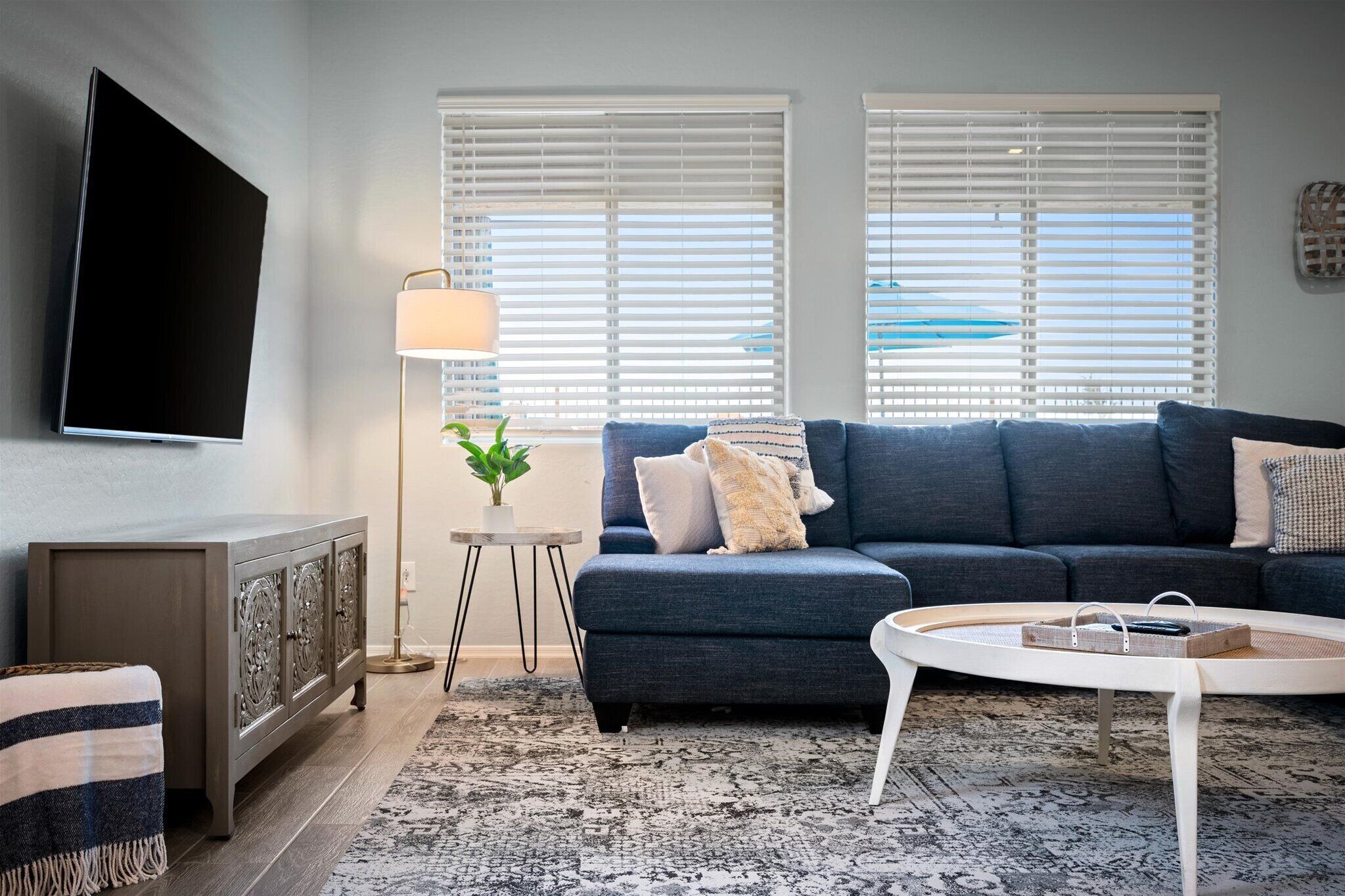 TV connectée, livres, écrans d'ordinateur