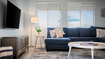 TV connectée, livres, écrans d'ordinateur