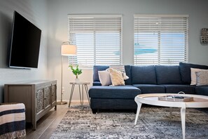 TV connectée, livres, écrans d'ordinateur