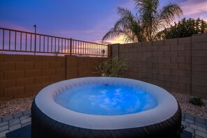 Outdoor spa tub - The Lux at Queen Creek//HotTub//FirePit//Pool//KingBed (Queen Creek)