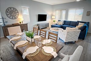 Een smart-tv, boeken en een computerscherm