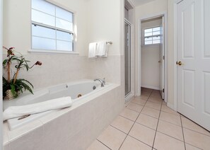 Bathtub, hair dryer, towels, soap - Large 5 Bed Pool/Spa Home Close to Disney in Gated Community 422VD (Davenport)