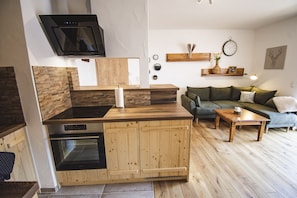 Kühlschrank, Ofen, Herdplatte, Wasserkocher mit Kaffee-/Teezubehör