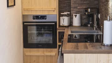 Fridge, oven, stovetop, coffee/tea maker