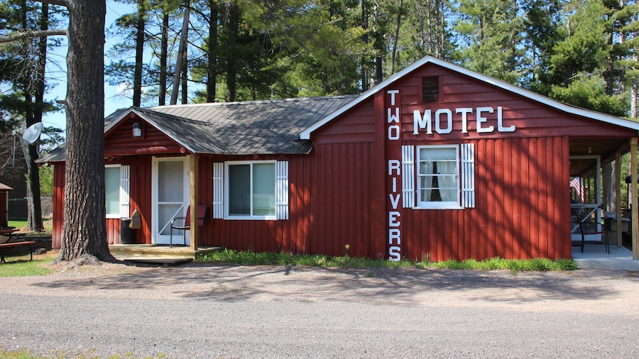 Two Rivers Motel and Cabins