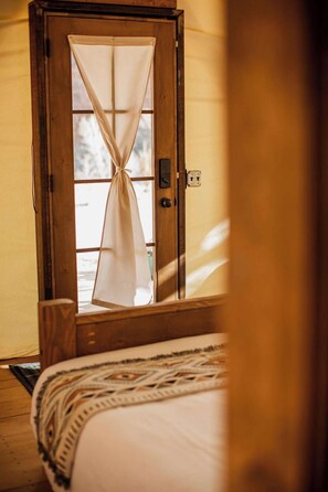 1 bedroom, WiFi, bed sheets - Cave Lakes Canvas Cabin Suite with Soaker tub #1 (KANAB)