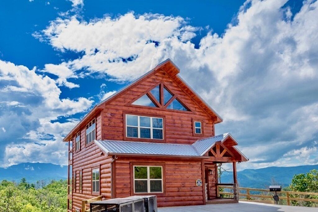 Panoramic Views from 3 decks w\/ great location near Dollywood. Family Fun spot!