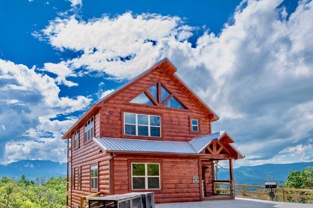 Panoramic Views from 3 decks w\/ great location near Dollywood. Family Fun spot!