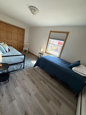 5 habitaciones, escritorio y tabla de planchar con plancha 